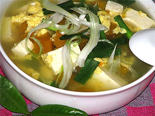 Canh bí đỏ đậu phụ trứng