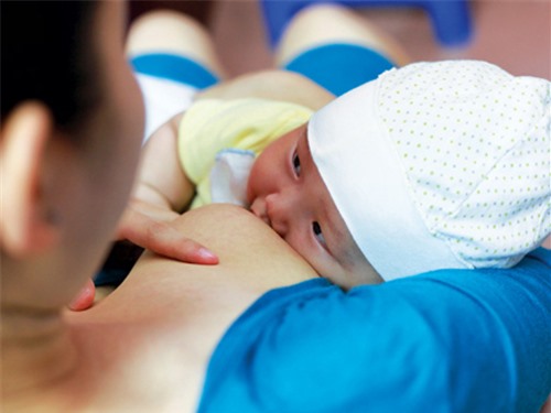 Thực hư chuyện sữa mẹ… kém chất lượng