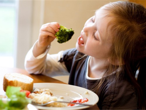 Tập cho bé ăn rau