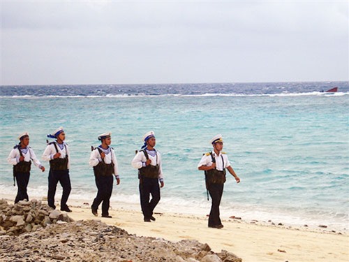 Có anh canh Trường Sa – Thơ: Trần Tuấn Hùng - Nhạc: Nhạc sĩ Bá Khôi. Biểu diễn: Mai Linh – Tiết mục xuất sắc tại Liên hoan âm nhạc khu vực phía Nam năm 2012