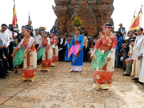 Người Chăm ơn Đảng - Nhạc và lời: Nhạc sĩ Bá Khôi. Biểu diễn: Tốp nam TTVH Ninh Thuận