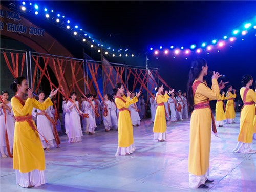 Ninh Thuận lung linh sắc màu - Sáng tác: Nhạc sĩ Bá Khôi - Biểu diễn: Tốp ca TTVH Ninh Thuận