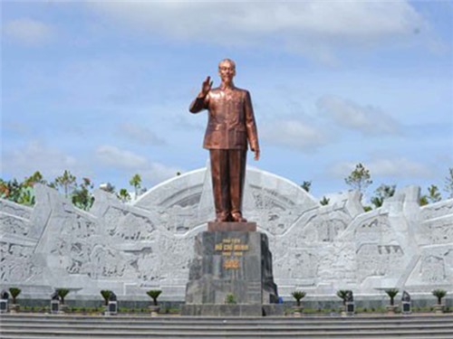 Bên tượng đài Bác Hồ