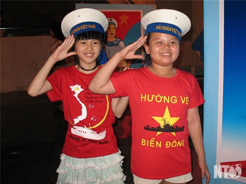 “Sốt” thời trang áo thun “Hướng về Biển Đông”