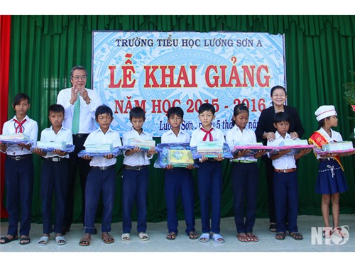 Đồng chí Lê Văn Bình, Phó Chủ tịch UBND tỉnh dự Lễ khai giảng năm học mới 2015 – 2016