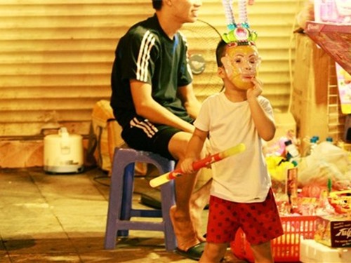 Trẻ khó thở, mẩn ngứa vì mặt nạ đồ chơi giá rẻ