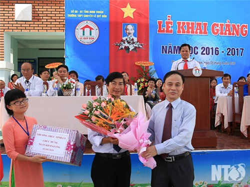 Đồng chí Nguyễn Bắc Việt, Phó Bí thư Thường trực Tỉnh ủy dự lễ khai giảng tại Trường THPT chuyên Lê Qúy Đôn