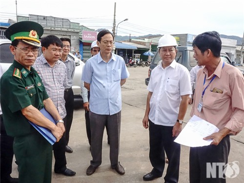 Đồng chí Nguyễn Đức Thanh, Ủy viên Trung ương Đảng, Bí thư Tỉnh ủy kiểm tra công tác phòng, chống cơn bão số 12