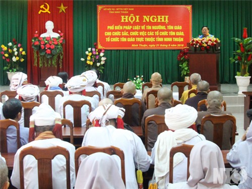 Phổ biến pháp luật về tín ngưỡng, tôn giáo cho các chức sắc, chức việc