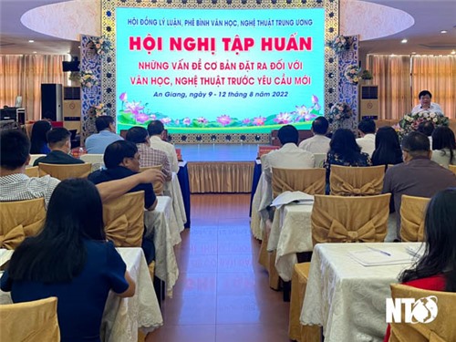 Tập huấn nghiệp vụ, với chủ đề: “Những vấn đề  cơ bản đặt ra đối với  văn học, nghệ thuật trước  yêu cầu mới”