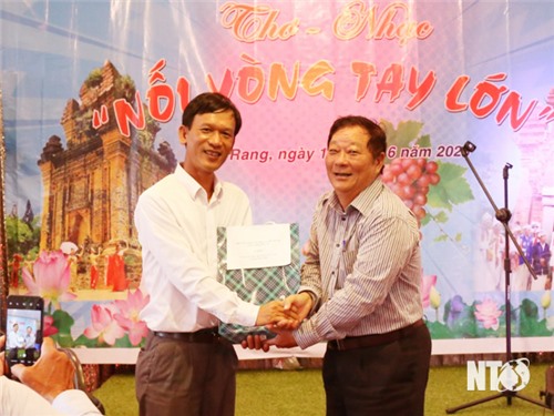 Giao lưu Câu lạc bộ Thơ “Nối vòng tay lớn”