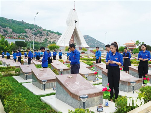 Tổ quốc mãi ghi công
