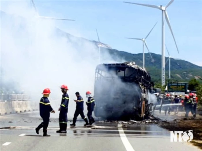 Xe chở 30 hành khách bất ngờ bốc cháy trên Quốc lộ 1