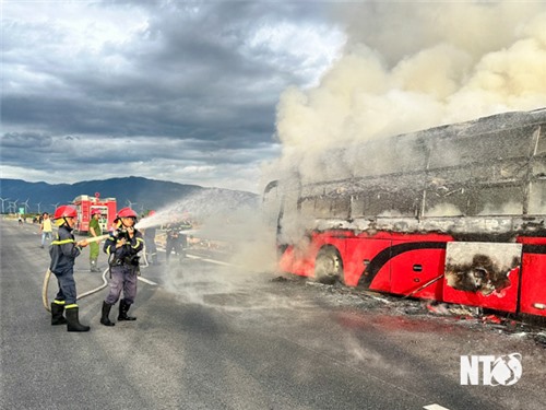 Cháy xe khách giường nằm trên Cao tốc Cam Lâm-Vĩnh Hảo