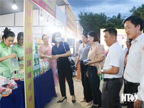 Khai mạc Phiên chợ hàng Việt về miền núi huyện Ninh Sơn năm 2024