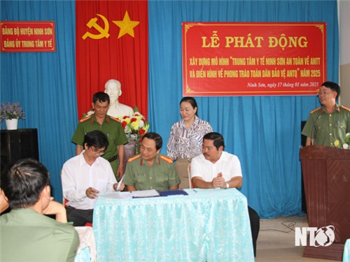 Lễ phát động xây dựng Trung tâm y tế huyện Ninh Sơn an toàn về an ninh trật tự năm 2025