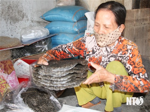 Làng nghề bánh tráng An Thạnh tất bật vào vụ Tết