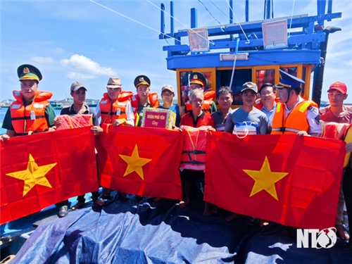 Bộ Tư lệnh Vùng Cảnh sát biển 3 tuyên truyền pháp luật và tặng quà cho ngư dân biển đảo