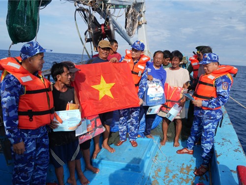 Tàu Cảnh sát biển 8005 kiểm tra, tuyên truyền, tặng quà cho ngư dân đang khai thác thủy sản trên biển