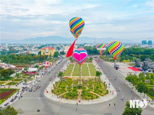 Gắn thi đua yêu nước  với học và làm theo Bác