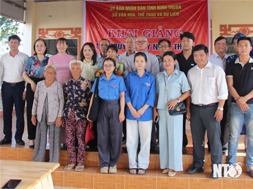 Lớp truyền dạy nghệ thuật trình diễn hò bả trạo