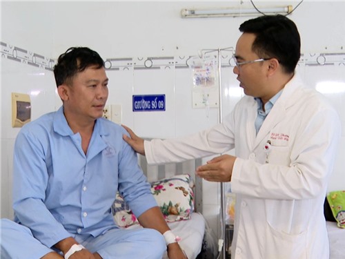 Bác sỹ Đàng Quốc Phương hết lòng vì người bệnh