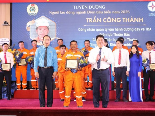 Thợ điện Trần Công Thành, người góp phần thắp sáng Trường Sa.