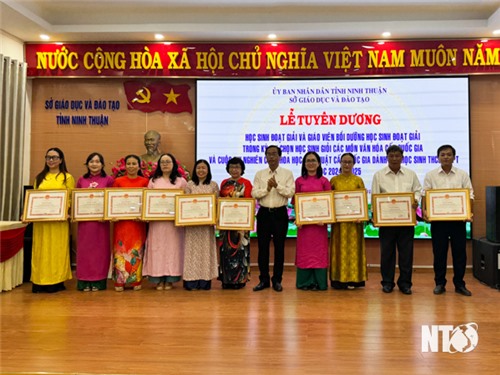 Lễ tuyên dương học sinh đạt giải và giáo viên bồi dưỡng học sinh đạt giải cấp quốc gia năm học 2024 – 2025