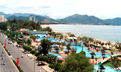 Bờ biển Nha Trang: Con gà du lịch đang đẻ trứng vàng