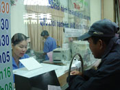 Hành khách đăng ký mua vé tàu về Tết tại Ga Nha Trang.