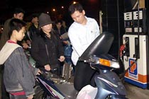 Mua xăng dầu không cần trả tiền mặt