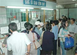 Quầy đăng ký khám bệnh BHYT tại Bệnh viện Nguyễn Trãi, TPHCM thường xuyên đông thân nhân và bệnh nhân.