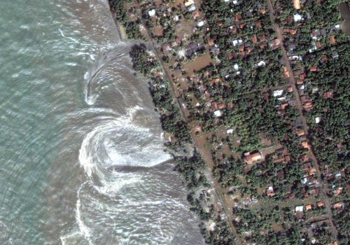 Sự tàn phá nặng nề của sóng thần (Ảnh: theo www.seismic.ca.gov).