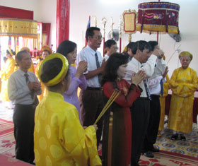 Lãnh đạo tỉnh Khánh Hòa dâng hương trong ngày Giỗ Tổ.