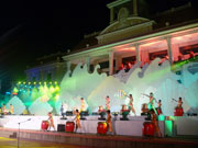 Một tiết mục sôi động trong đêm bế mạc Festival. Ảnh: Huy Thân