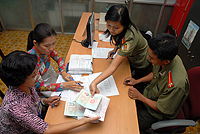 Cục Quản lý Xuất nhập cảnh giao hộ chiếu cho Bưu điện để chuyển trả cho người dân. Ảnh: Thanh Niên