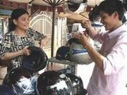 Chọn mua mũ bảo hiểm.