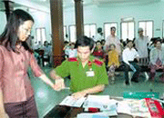 Lăn tay làm chứng minh nhân dân.