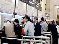 Mua vé tàu Tết tại ga Hà Nội.