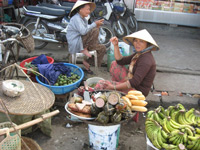 Lấn chiếm vỉa hè và buôn bán hàng rong