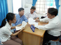 Hướng dẫn người dân thủ tục hành chính tại phường (ảnh: Đ.N.T)