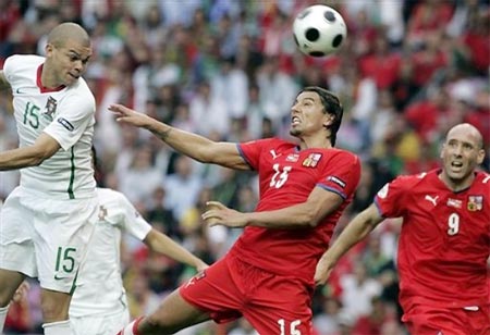 CH Czech (áo đỏ) chơi không tồi, nhưng khả năng dứt điểm quá kém của những chân sút như Baros (giữa) khiến họ thua đau Bồ Đào Nha. Ảnh: AP.