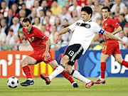 Nếu tuyển Đức chơi với sơ đồ 4-5-1, Ballack (13) sẽ lại tỏa sáng trong vai trò kiến tạo lối chơi.