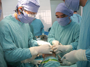 Lần đầu tiên thay khớp gối toàn phần cho bệnh nhân