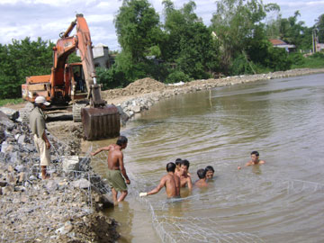 Đầu tư 8,1 tỷ đồng thi công kè sông Dinh