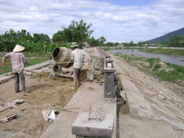 Thi công công trình kè sông Dinh để phòng chống lụt bão.