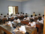 Các thí sinh đang làm bài trong kỳ thi tốt nghiệp THPT năm 2008 tại Hội đồng thi Lý Tự Trọng (Nha Trang).