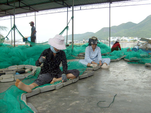 Vá lưới mưu sinh