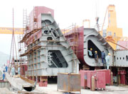 Thi công các block tàu tại Nhà máy Đóng tàu Cam Ranh.
