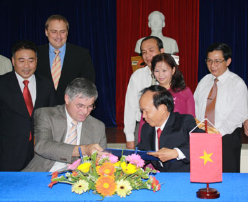 Ông Võ Lâm Phi - Phó Bí thư Tỉnh ủy, Chủ tịch UBND tỉnh và ông Jaroslav Palas ký kết bản ghi nhớ tiếp tục hợp tác.